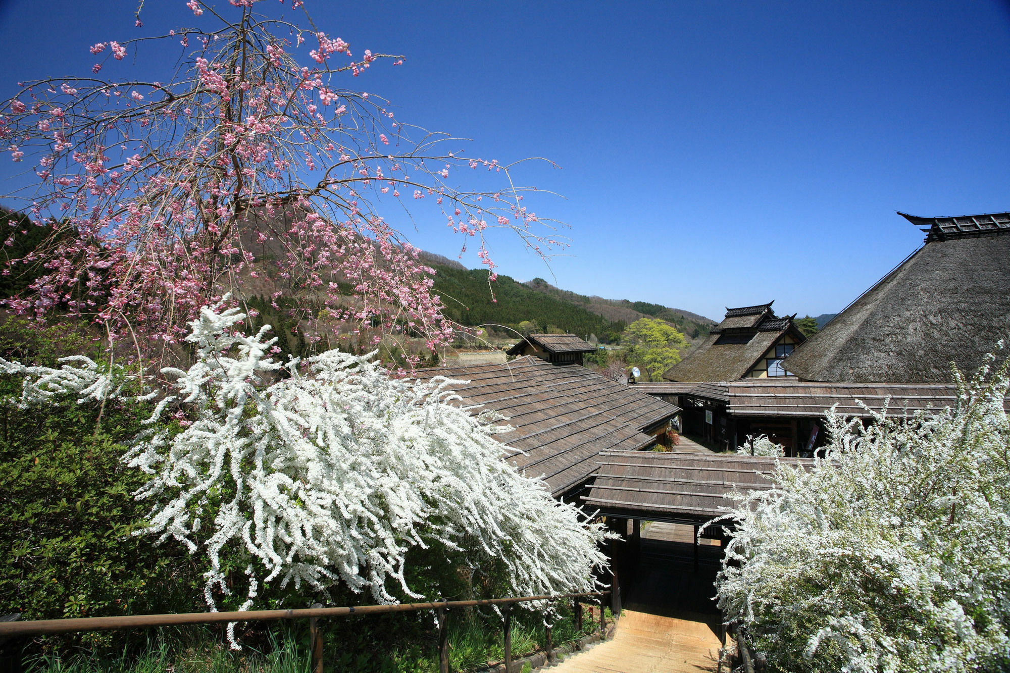 คายาบุคิโนะซาโตะ ยากูชิออนเซ็น ฮาตาโกะ Hotel Higashiagatsuma ภายนอก รูปภาพ